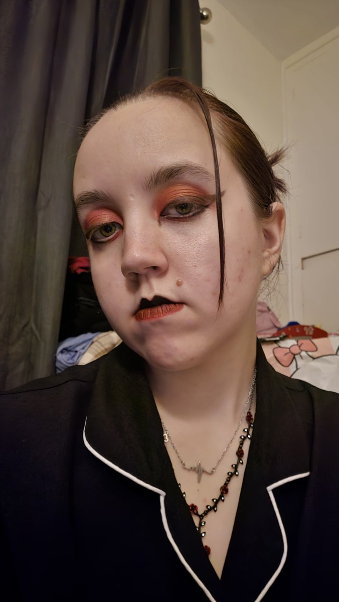pixylixi's tweet photo. why is this my best makeup look yet... and its currently being wasted bc its nearly 4am and im in my bedroom

gonna try and remake this makeup look later when i actually go out https://t.co/YJaYkBCR3b