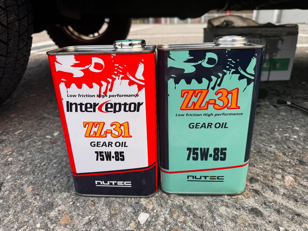 TheParanomasia's tweet photo. 52,000kmにてジムニーのトランスファーオイル交換。無交換でも良いことになってるけど（シビアコンディションなら75,000kmで交換）、ドレンプラグのマグネットには鉄粉びっしりで交換しといて良かった。
ギアオイルは信頼のNUTEC ZZ-31で愛車を労ります。
#ジムニー
#ジムニー乗り
#ジムニーカスタム https://t.co/n29Chp0MJO