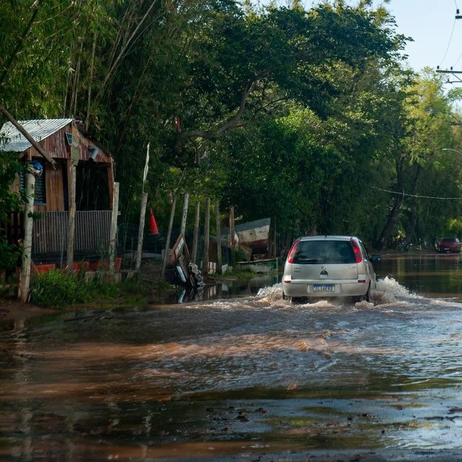 poptime's tweet photo. 13 mil pessoas foram afetadas por temporal no Rio Grande do Sul, informa Record News. https://t.co/LCMGDvzltD