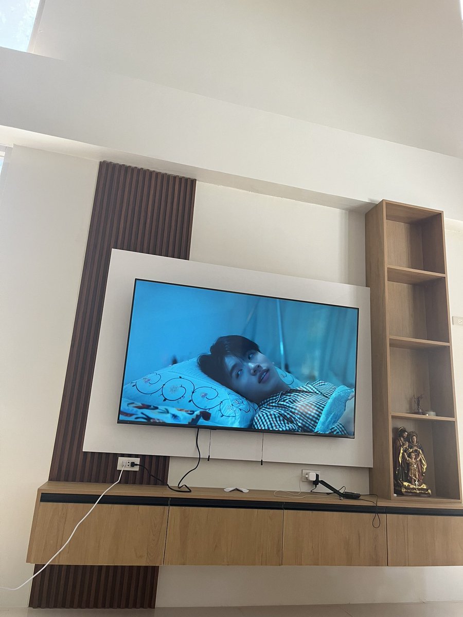 ajeeeski's tweet photo. watching badings sa tv para makita ng buong pamilya https://t.co/DU7ToQDW9s