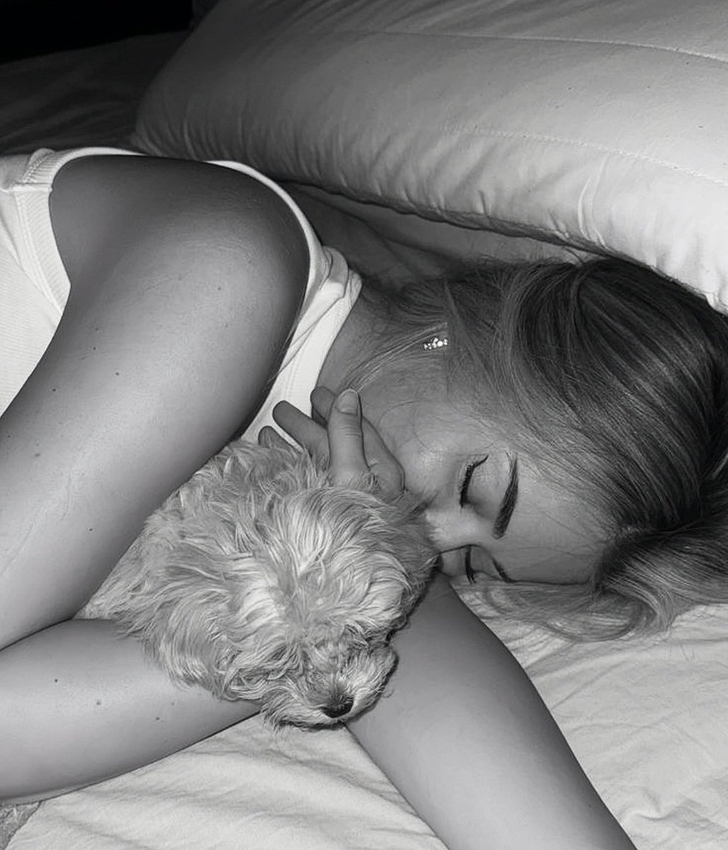 spdrbby's tweet photo. gente, eu e minha amiga estamos nas Maldivas, mas essa menina dormiu tanto que eu tive que aproveitar sozinha, acreditam? essa dorminhoca. mas ela é linda dormindo, viu? te amo, minha linda.     🤍 https://t.co/GdQ5UVX5xb