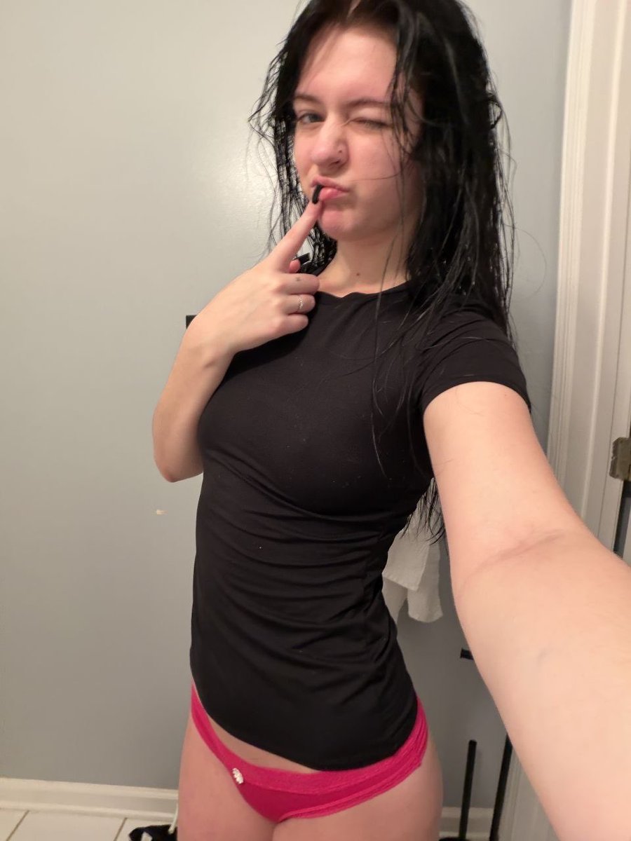 maryjanethcc's tweet photo. keeping the rest of the outfit simple so one tiny detail can do all the distracting for me 🎀 https://t.co/LnP51c0oJ3