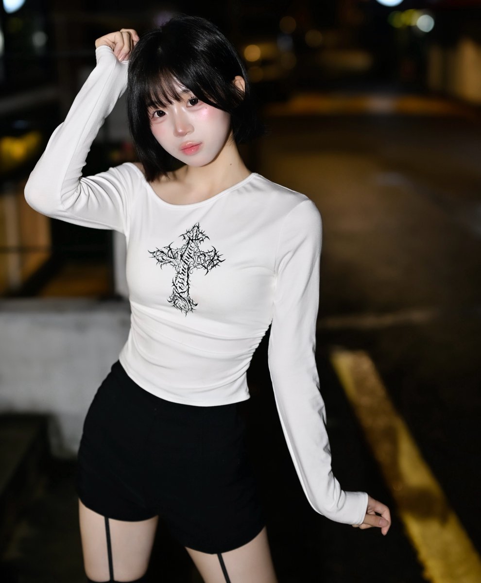 KRY_official_'s tweet photo. 10/7 21:00〜 
オンラインショップにて販売開始

CRUX TOPS
美しさに、反骨を。

肩のラインを見せるアシンメトリーなネック。
胸元には、繊細で鋭いクロスグラフィック。

身頃に寄せたギャザーと、すっきりとしたショート丈。
長袖とのバランスが際立つ一着。

価格
¥5000+tax https://t.co/7CKwpHvsYy