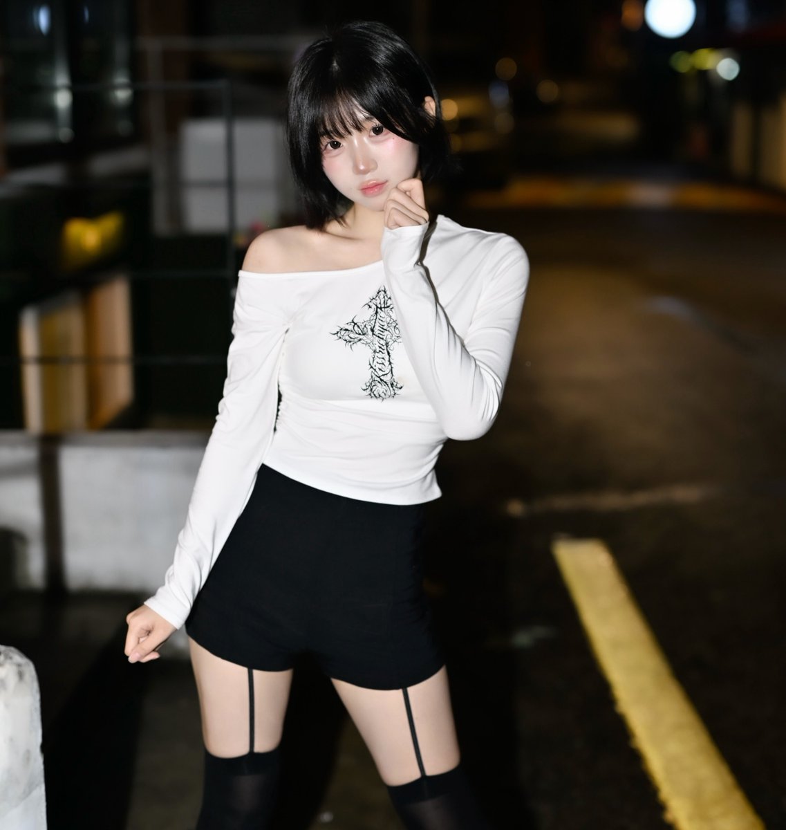 KRY_official_'s tweet photo. 10/7 21:00〜 
オンラインショップにて販売開始

CRUX TOPS
美しさに、反骨を。

肩のラインを見せるアシンメトリーなネック。
胸元には、繊細で鋭いクロスグラフィック。

身頃に寄せたギャザーと、すっきりとしたショート丈。
長袖とのバランスが際立つ一着。

価格
¥5000+tax https://t.co/7CKwpHvsYy