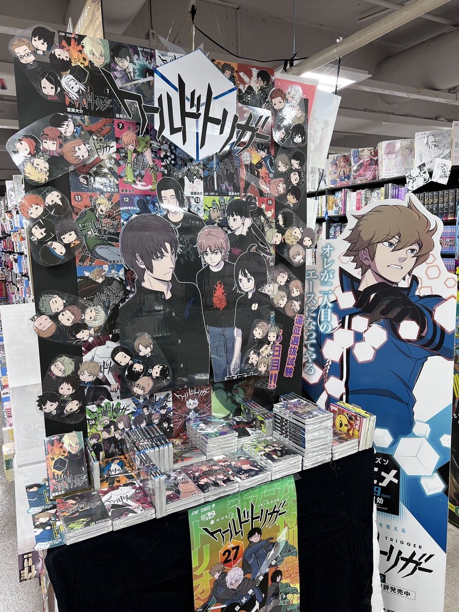 mangatentyou's tweet photo. 先日の『#ワールドトリガー』コーナーの投稿、たくさんの反響をいただきありがとうございました！

「この愛を届けたい」というスタッフの熱量が、画面を超えて皆さまに伝わったことが何より嬉しいです！

やっぱり売り手の「この作品好き」「売りたい」という情熱を伝えられることも、リアル書店の大きな醍醐味ですよね！

​​これからも「この本を届けたい！」というスタッフの情熱を、棚やPOPに思いきり詰め込んでいきます！

ぜひ店舗にも遊びに来てください！

過去のワールドトリガー特設コーナー写真も合わせて一部ご紹介します！
​#書店
#ワートリ
#喜久屋書店仙台店
