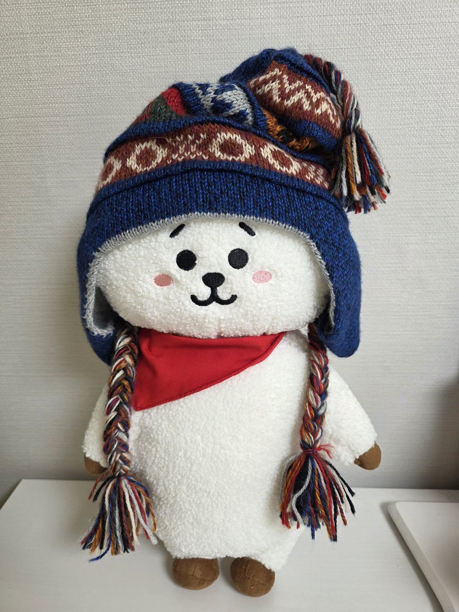 epiphanyjjin's tweet photo. RJ의 고향 페루하니 런석진 암스테르담 때  옆자리 페루 아미님이 생각나
석지니 준다고 모자 갖고 오셨는데 (펜스라 허용되면) 못 주셔서 나한테 주신. 페루 해투 뜨고 젤 먼저 생각났는데 연락처를 잊어버려서 기쁨을 함께 못했네ㅜ
혹시 이거 보시면 연락주세요. 모자 소중히 갖고 있어요🩷
#JIN https://t.co/1ecfEOyJem