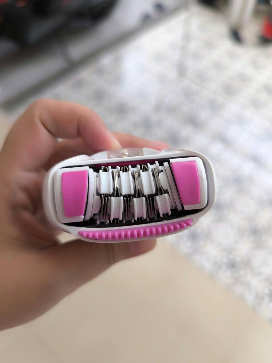 noirwishlist's tweet photo. WANITA BERBULU, KITA SATU PERJUANGAN 😭🤣
Mau IPL tapi dompetku can't related, yaudah epilator 100rbn to the rescue aja haha😭 https://t.co/2OWnaHODGo