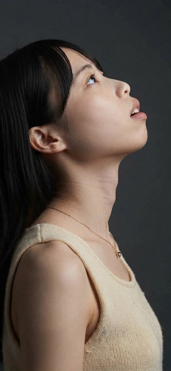 neck__fetish's tweet photo. この喉仏の感じはどう？ https://t.co/jrCTVrIben