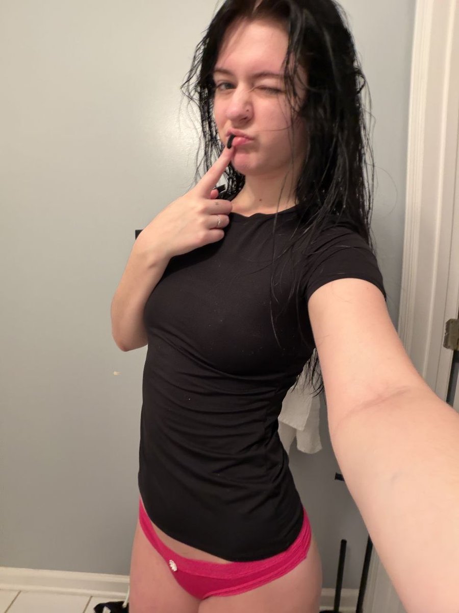 miaconchaa's tweet photo. keeping the rest of the outfit simple so one tiny detail can do all the distracting for me 🎀 https://t.co/3sM1eakw1X