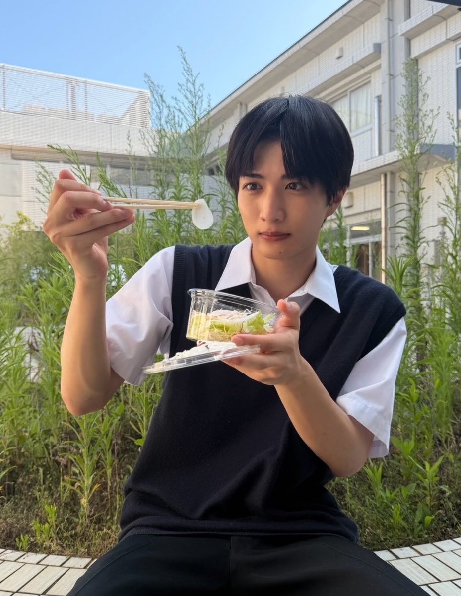 chinen_hidekazu's tweet photo. こんにちは。☀️ドラマ『青と碧 』
第1話ご視聴ありがとうございました

お弁当のたまねぎをよけてる青と
それを見て呆然としてる
碧くんのふたりの空気感が大好きです

ドラマ『青と碧』の世界を視聴者のみなさんと育んでいけたら嬉しいです🌱

何度でもおかわりしてください🧅
知念
#ドラマ青と碧 https://t.co/P49mM0NEqO