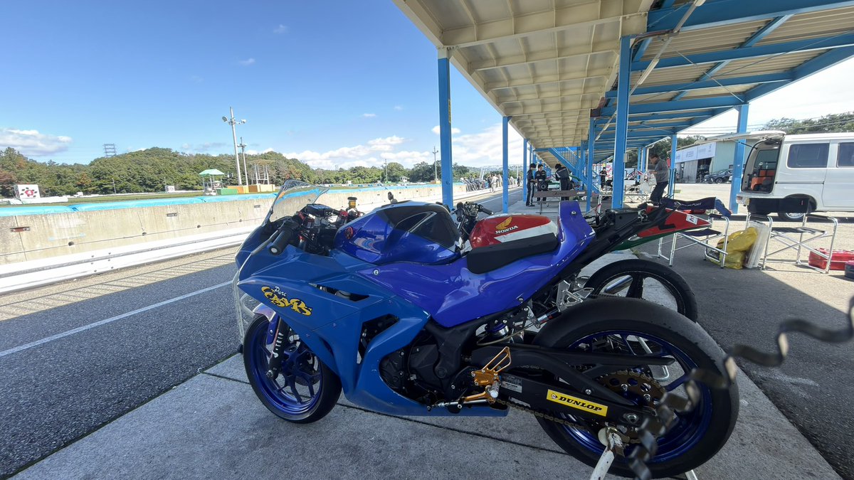 kunitake_23's tweet photo. 今日は神戸スポーツサーキットへ。
午前中は貸切なのでのんびりサーキット入りして、オイル交換。
タイヤウォーマーして・・・・
タイヤウォーマー忘れてきた💦
暖かいから大丈夫やろ🙆‍♀️

GRカート初めまして😊 https://t.co/lfeoyCOJye
