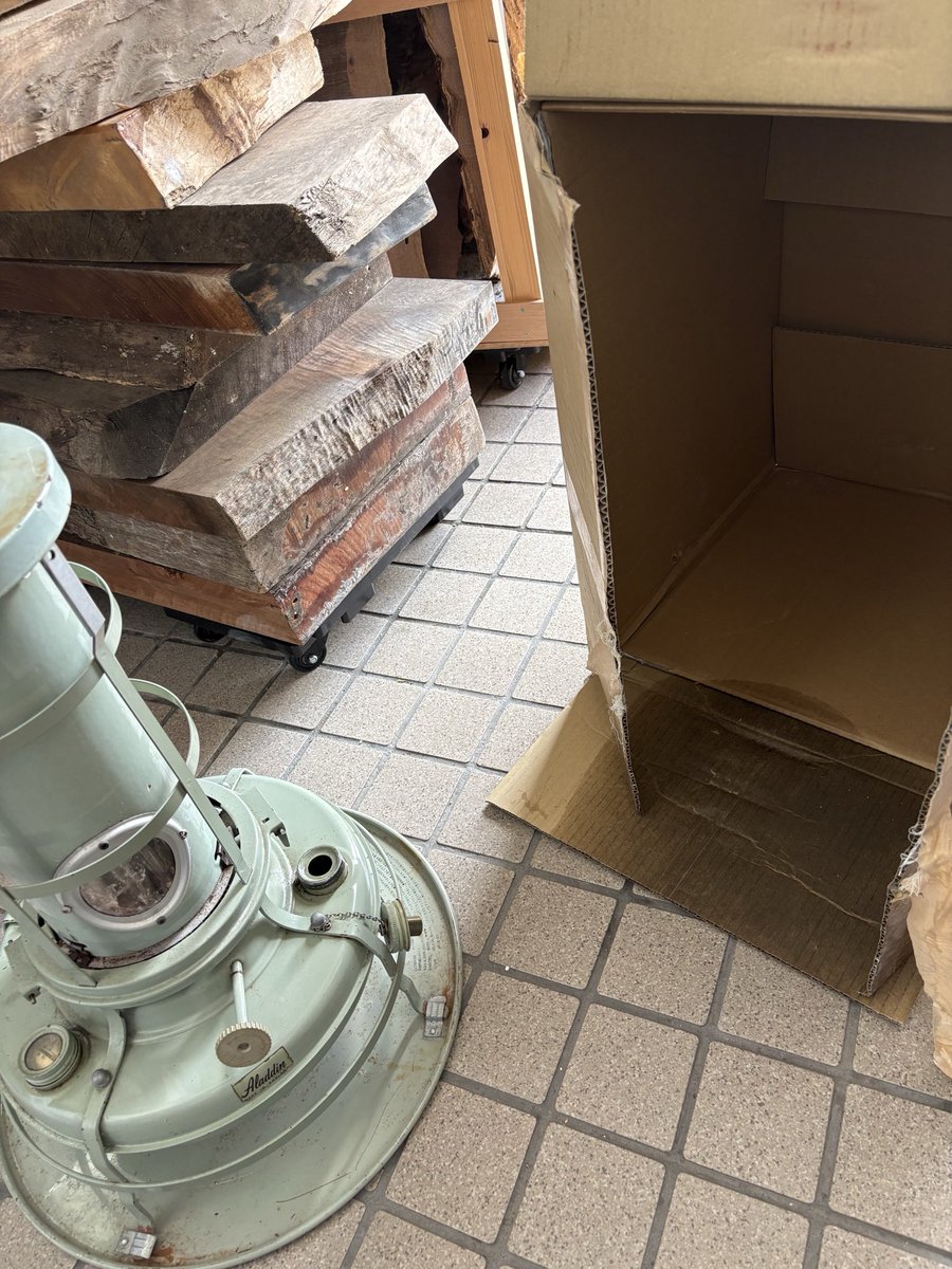 mgb_osaka's tweet photo. ヤナセ輸入のアラジン買ったら灯油満タンで届いた！もうちょい養生しといてほしかった！佐川さんご心配おかけしました🙇‍♂️ https://t.co/NKSqkb6Cwy