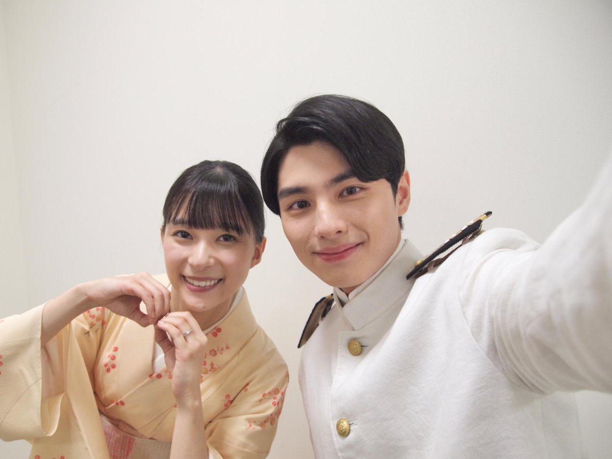 meotobiyori's tweet photo. オフショット✿⠜

カメラを構える #本田響矢 さんと
永遠ポーズを決める #芳根京子 さん♾️📸

仲良し自撮りショットをお届けします☺️💕

#めおと日和 👘🍁
𝟙𝟘月𝟙𝟝日(木)よる10時スタート!! https://t.co/cXeFO6vZrQ