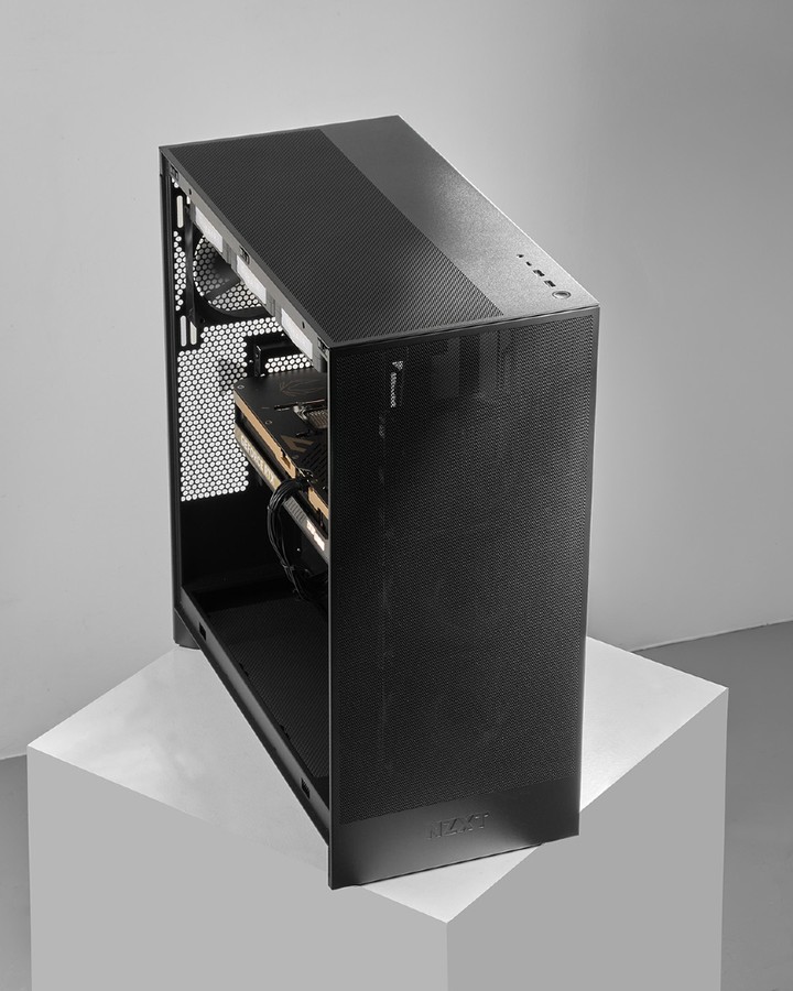 ZOTAC's tweet photo. Clean look, absolute beast inside. 🤫⚡️️
Powered by the ZOTAC GAMING GeForce RTX 5090 to handle the heaviest workloads and max settings.
#ZOTACGAMING #NVIDIAGeForce #PcBuild https://t.co/3mxOdLAM87
