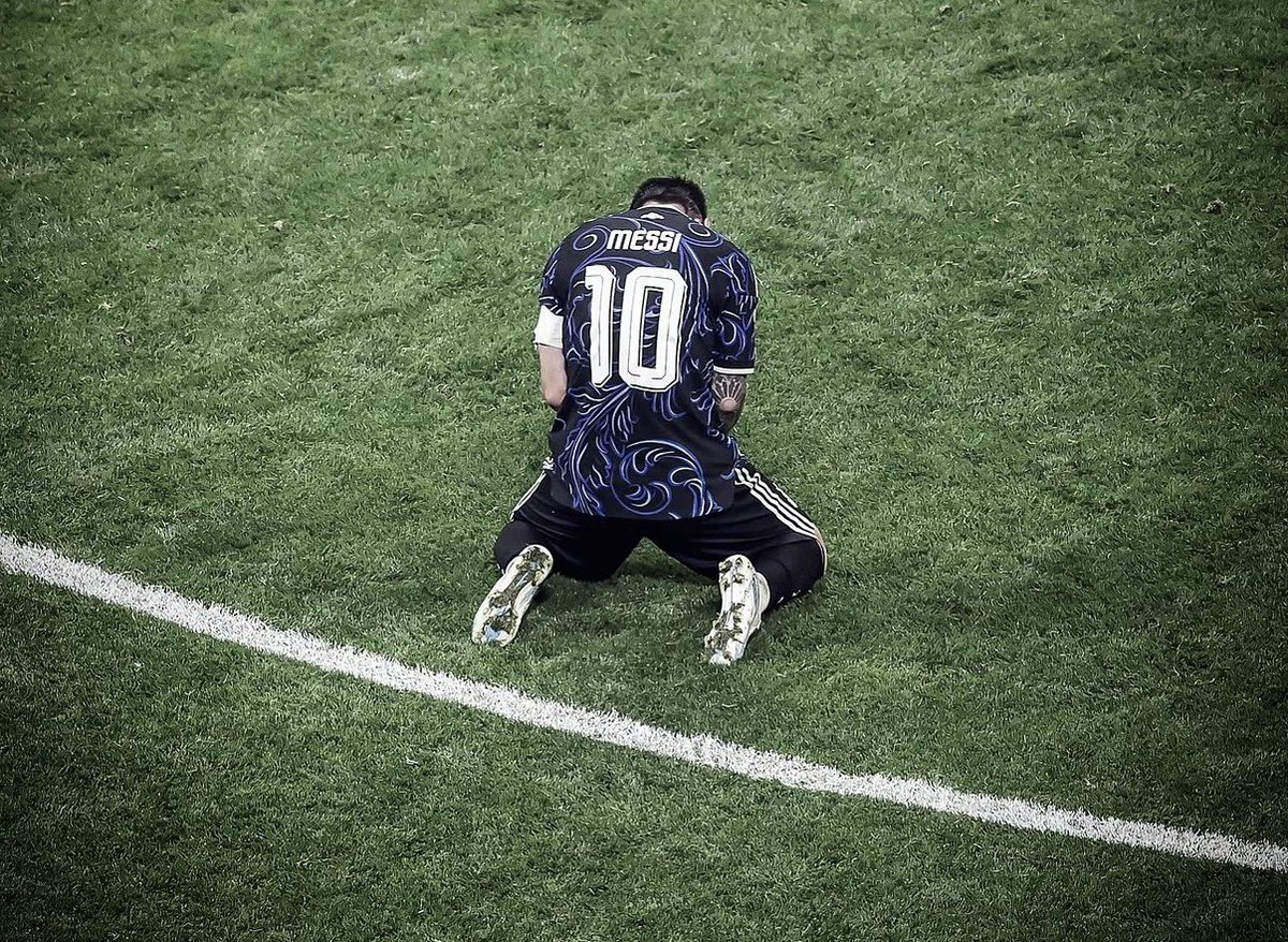 gastonedul's tweet photo. Leo Messi va a jugar hoy su último partido con la Selección Argentina.
Dos décadas de representación. Con épica, títulos, derrotas, alegrías, tristezas pero fidelidad. Crecimos con él intentando ganar siempre.
El superhéroe argentino.
Gracias Leo. https://t.co/3aH8UzGDDo