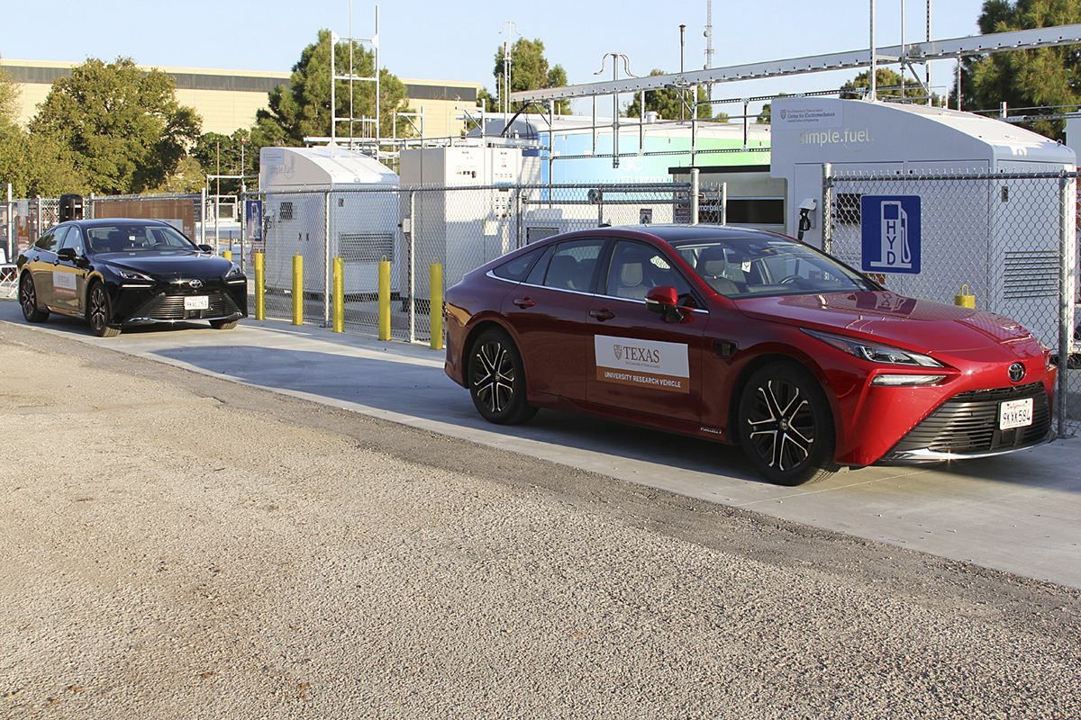 EnergyUT's tweet photo. We have a full agenda this week!  

Wednesday, Oct. 7: Global Solar Power + Energy Storage Forum 
Thursday, Oct. 8: Hydrogen Day 
Friday, Oct. 9: Tours of the Hydrogen ProtoHub and Battery Fabrication &amp; Testing Facility

Join us for three days of energy innovation. https://t.co/kQr2Ag1tfc