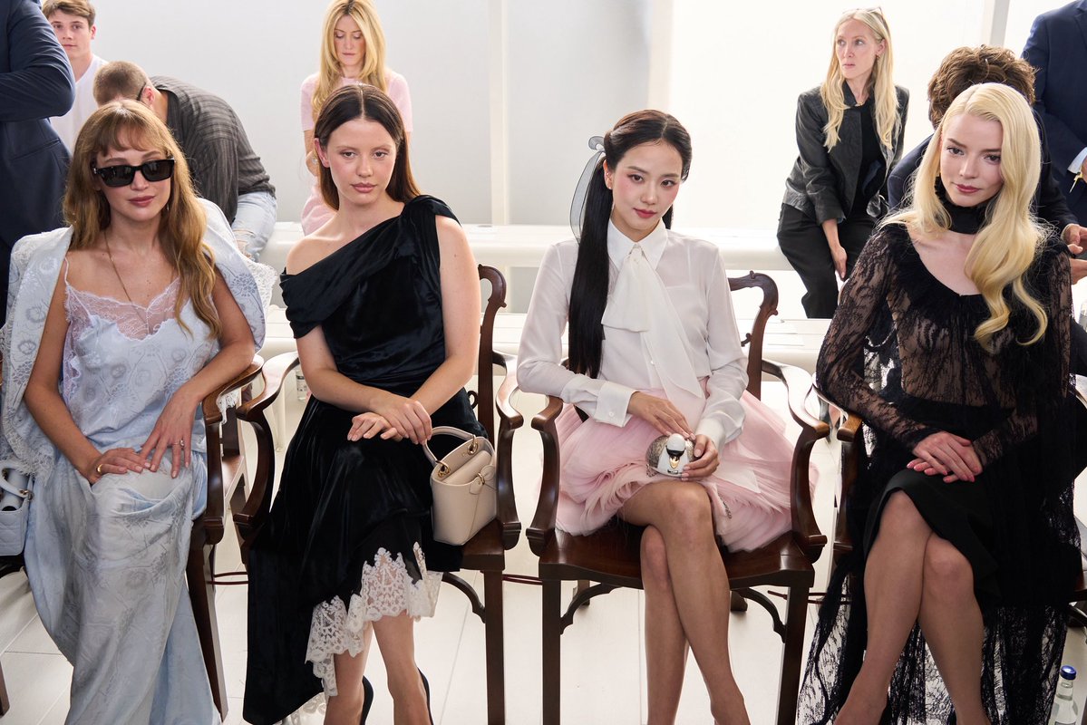 jisooschart's tweet photo. @Dior @Dazed JISOO is among the perennial Dior faces, alongside Rosalía, Jennifer Lawrence, and Anya Taylor-Joy. “Perennial Dior faces” refers to celebrities who have a long-standing and recurring association with Dior. https://t.co/GFEfB6XHf7 https://t.co/dBLonu7EkS