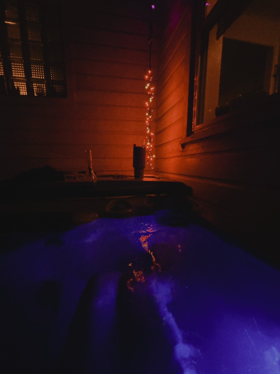 curlymirmy's tweet photo. hot tub?!! What is my life https://t.co/N4n8mtCUnc