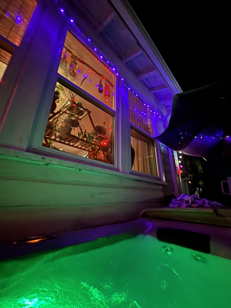 curlymirmy's tweet photo. hot tub?!! What is my life https://t.co/N4n8mtCUnc