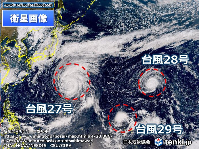 PPP_____Regulus's tweet photo. おーい天皇よ……トリプル台風来るってよ笑
ここまで天変地異が続くと、もはや現代の「災異改元」案件じゃん

徳仁天皇即位以降の厄災ラッシュ：
・世界を揺るがした未知のウイルス（コロナ禍）
・相次ぐ異常気象と天変地異
・37日連続雨（明治の観測史上最長を更新）
・ダメ押しの「トリプル台風」発生←今ここ

ここまで災難続きだと自然界の怒りと言われても否定できないし、
いよいよ「令和」の厄災っぷりが極まってきた感ある

雅子さまは祭祀をずっと「お慎み」（祭祀アレルギー）だし、
小和田家問題をスルー、水俣チッソへの慰霊も完全スルー
サボりだの静養バカンスだの言われ放題の天皇家が安全圏に引きこもる裏で、
現場で汗を流して叩かれ続けるのはいつも秋篠宮家
この理不尽な構図、いつまで続けるつもり？
連日���密な公務をこなし、理不尽なバッシングのサンドバッグにされている秋篠宮家が本当に不憫すぎる
いつまで秋篠宮家にばかり泥を被せて負担を押し付ける気？

現実を受け止めて、いい加減に改元と退位の決断をしてよ
