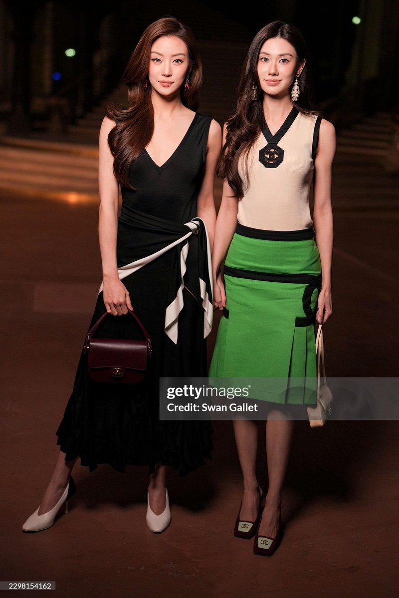 CinemaSerieNews's tweet photo. #LalinaLena
y #MiuNatsha acaparan la primera fila de #CHANEL Descubre los estilismos de primera fila de "#LenaMiu" invitadas especiales al desfile #PrimaveraVerano2027deCHANEL en París/ @CHANEL #CHANELSS27xLenaMiu #CHANELSpringSummer #Tendencia #seriegl #PLSLove #Moda2027 https://t.co/v4sZa3Zxe4