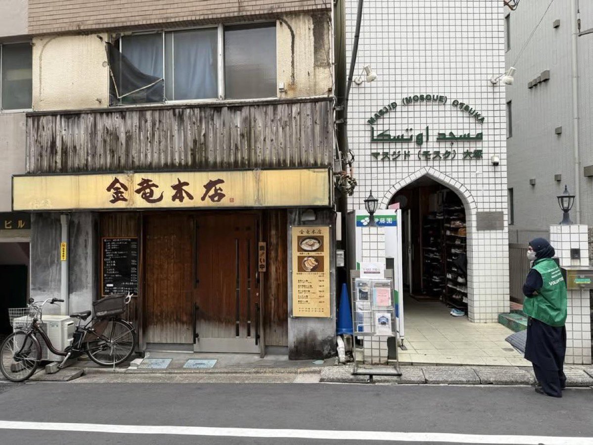 tourouken555's tweet photo. イスラム教のモスクの隣で
豚肉を使ったラーメン屋さんが
頑張って営業しています。

「全力で応援します！」って思う人✋ https://t.co/TnreWwNfg0