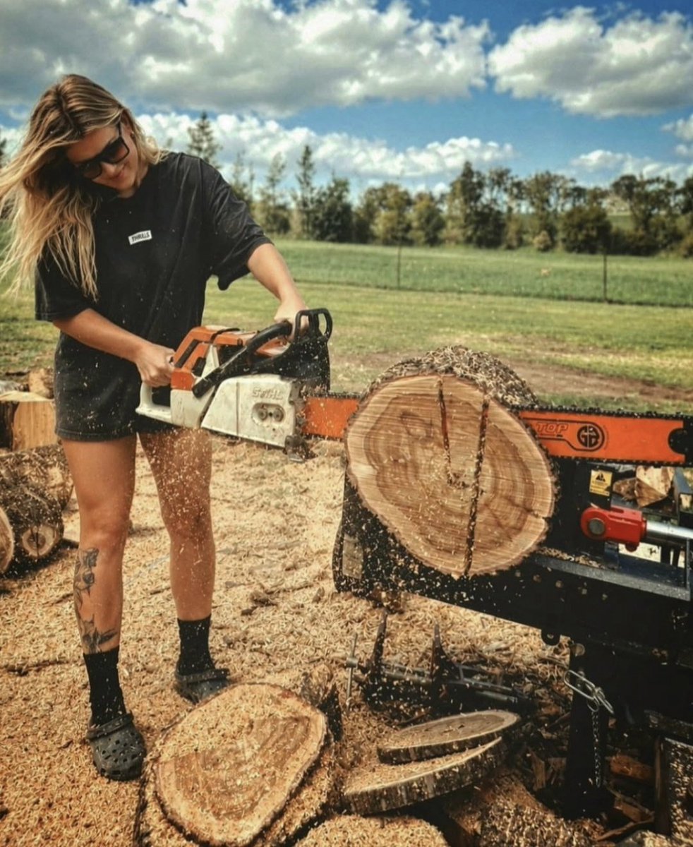 Tiarnixx's tweet photo. Who's keen on some chainsaw nudes ? https://t.co/1BrlBJRZbR