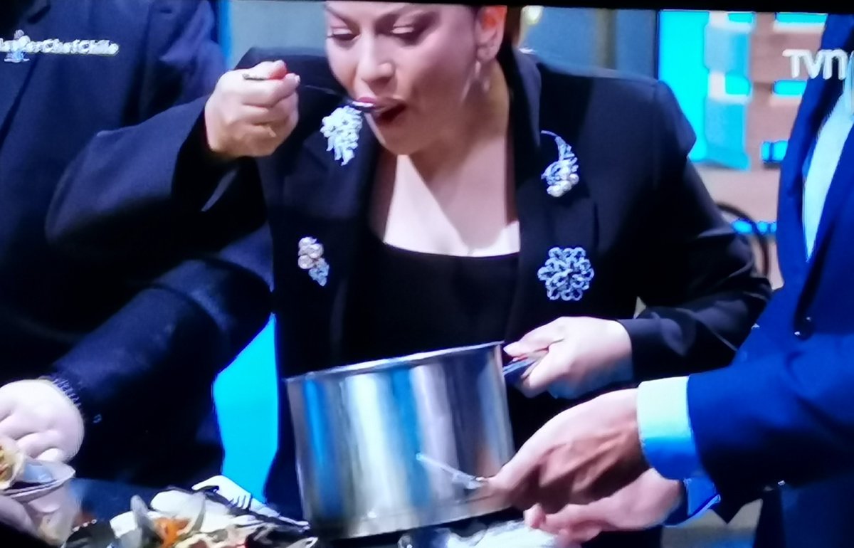 LiSsZeNiTh1's tweet photo. La Chef #Fernanda se pegó un :
"Cuando tengo mucha hambre me como una olla" 🫕
#MasterChefChile https://t.co/rnletVmUgD