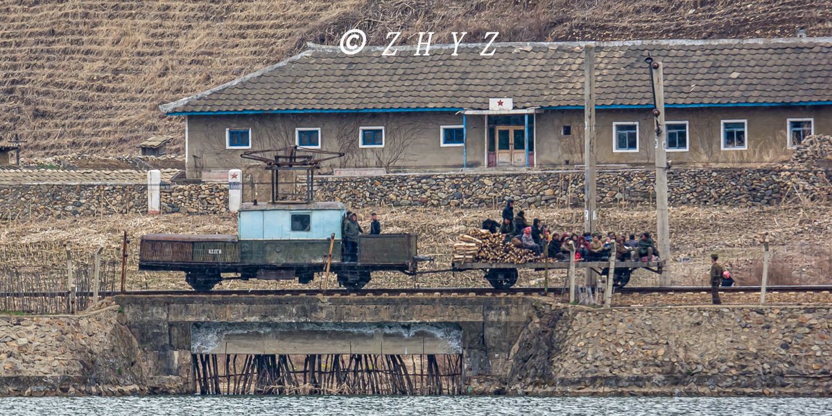 g_1931800's tweet photo. 真是让人看到眼前一黑的存在 #朝鮮鉄道 #北朝鮮の鉄道 #チョソン鉄道 #北朝鮮 #朝鮮 https://t.co/vzZRaBurdr