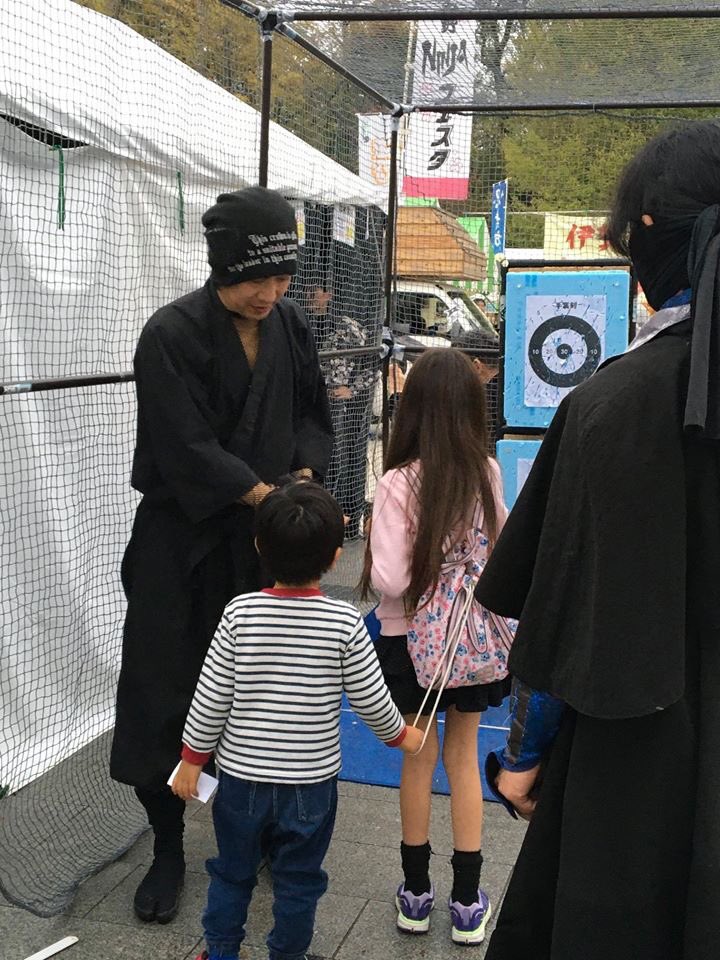 Ninja_Masuda's tweet photo. 11月21～23日に、上野恩賜公園にて「NINJAフェスタ」開催！　拙者は23日に、伊賀流忍者店のスタッフとして久しぶりに推参するので、お暇なら会いに来て I・NEED・YOU！　下記は休憩時間で不在。23日の店の終了は16:30です。（写真は以前のもので��）
×　11:30～12:00
×　13:30～14:00
×　15:30～16:00 https://t.co/OsfXIwi5Xg