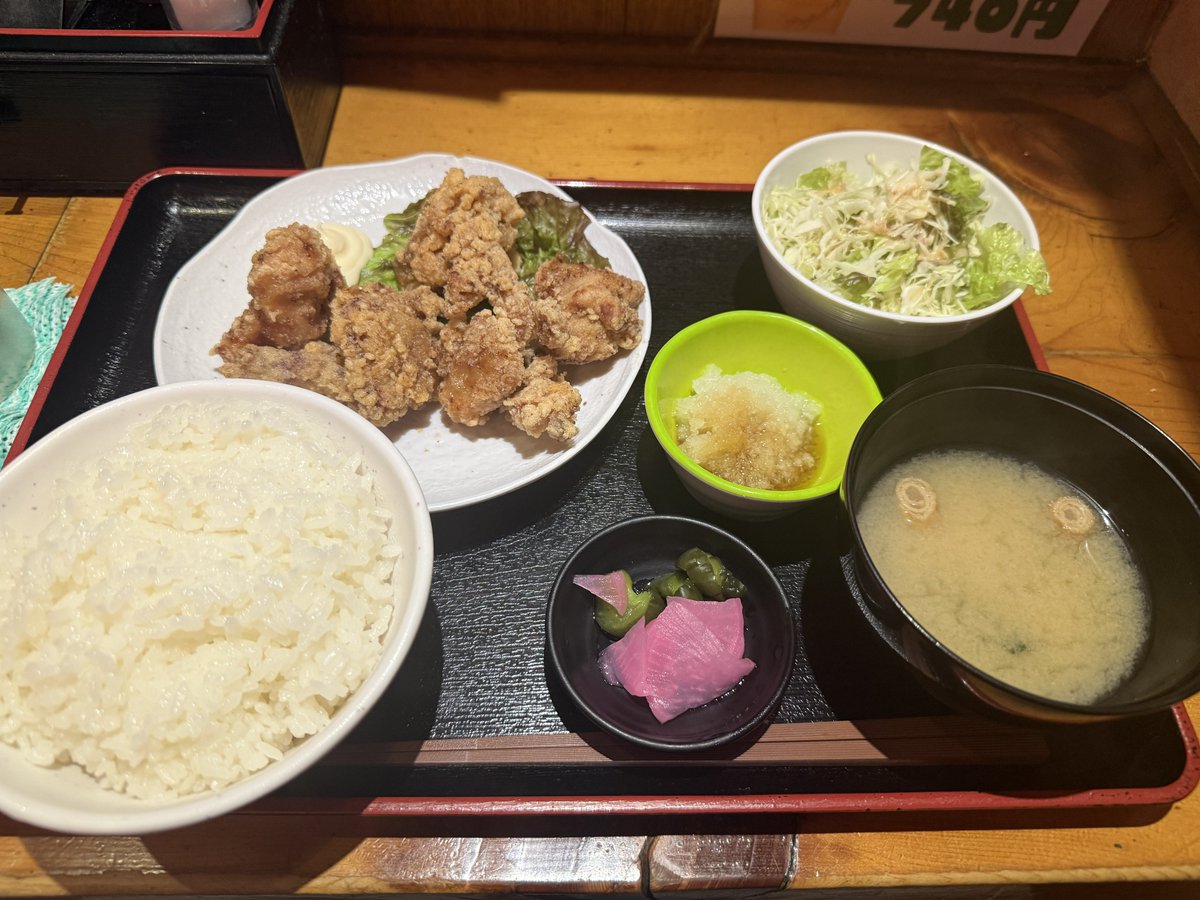 michsuzu's tweet photo. 秋葉原東のタカカラが10月末で閉店すると聞いて、名物のからーげ定食（から揚げ食べ放題付、1000円）を食べに来た

秋葉原にも、かつてはから揚げ食べ放題のお店がいくつかあったのですが、物価高で消えていき、タカカラも随分値上がりしてしまった。東京ど真ん中でのホークス推し店なのも貴重かも https://t.co/wBWEDCnK5V