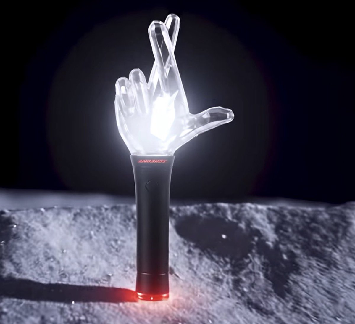 cchocohyul's tweet photo. OHMYGOD LNGSHOT'S LIGHTSTICK IS FINALLY HERE 😭🤞🏻❤️‍🔥 4SHOBONG https://t.co/0B9tbGXmIq
