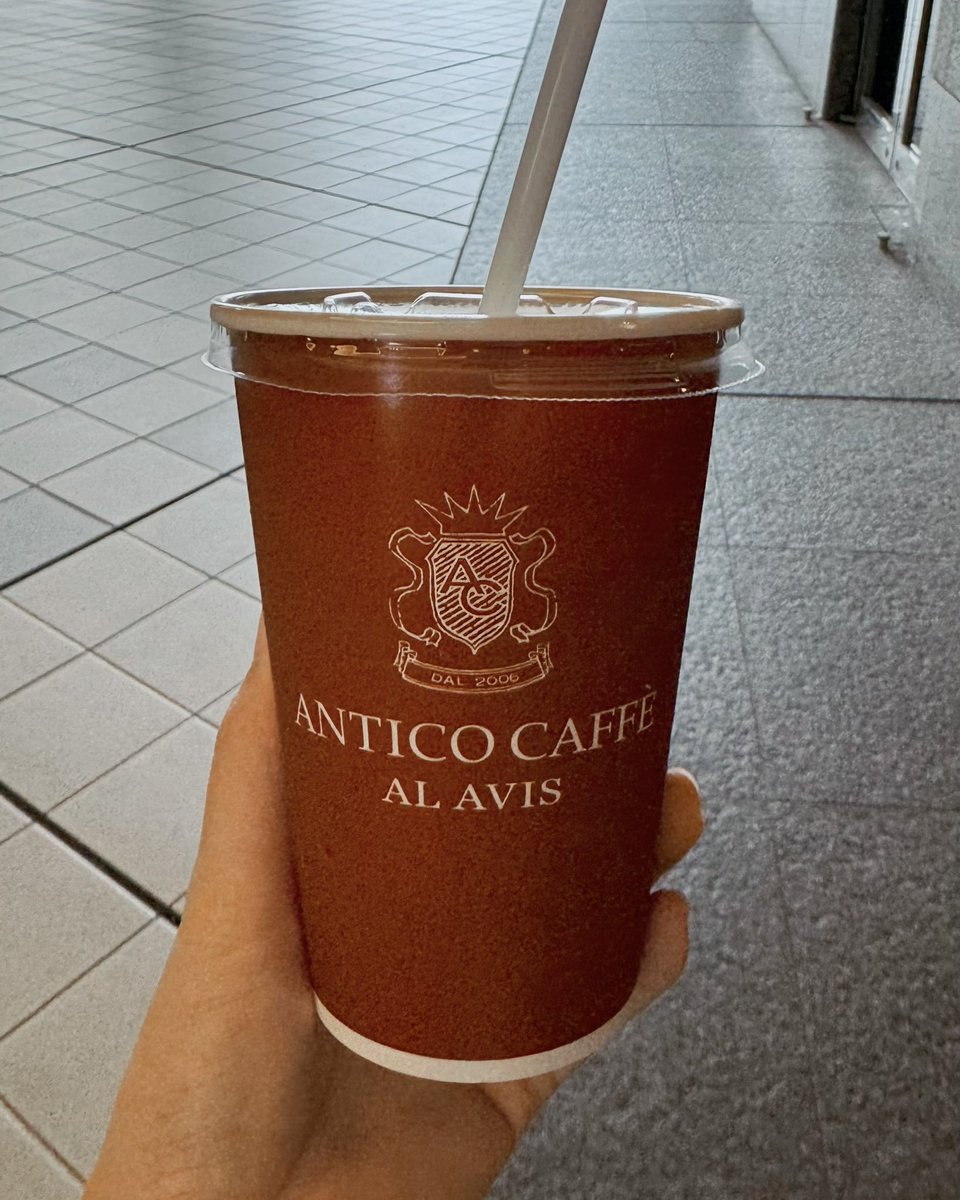 Packchan55's tweet photo. ちょっとでも楽しみたいので私的カフェラテ第一位を飲みながら向かう🤎 https://t.co/9RPQDuhN2l