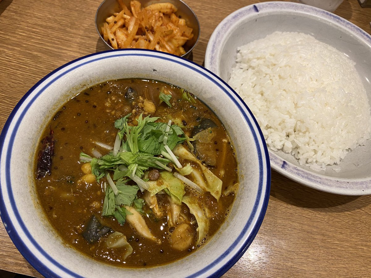 takgourmet's tweet photo. 御茶ノ水エチオピアで野菜豆17辛。

秋だから？シメジが結構入っていて楽しんじゃいました。季節を感じるのが野菜系カリーの特権ですね♪

変わらないのは爽やかな辛さと美味さ。本当に飽きが来ません。

今日も大満足☺️

#カレー #スパイス https://t.co/kOW3cnz1OL