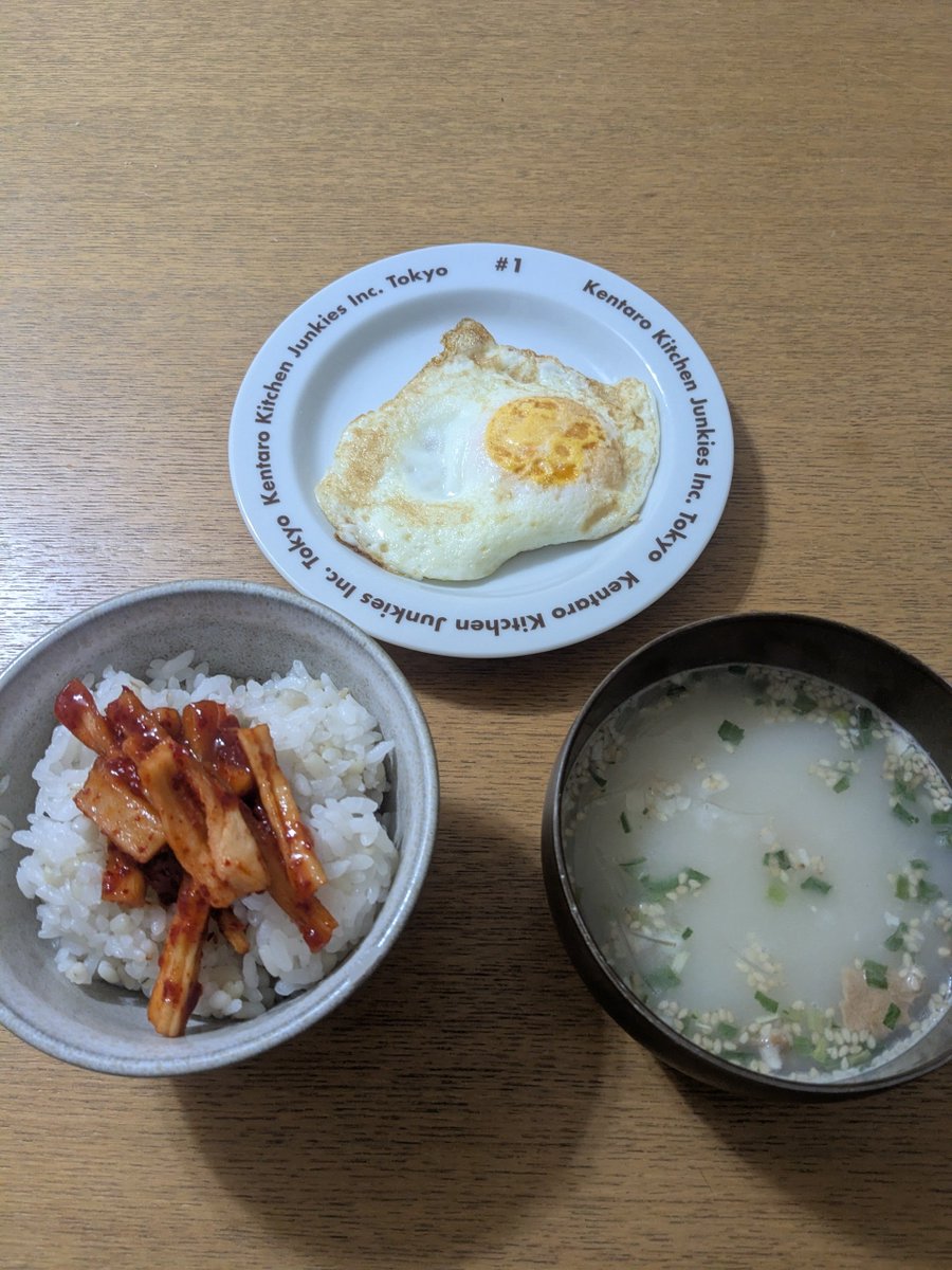 nogepanda's tweet photo. 朝ご飯に
切り干し大根キムチ
目玉焼き
太平燕

昼ご飯に
パンケーキ
ベーコンエッグ
かぼちゃスープ

卵の賞味期限になったから朝昼に食べて消費。パンケーキは多いからおやつか夕ご飯に回そうっと。
#一人暮らしごはん https://t.co/n5E9JboTXz