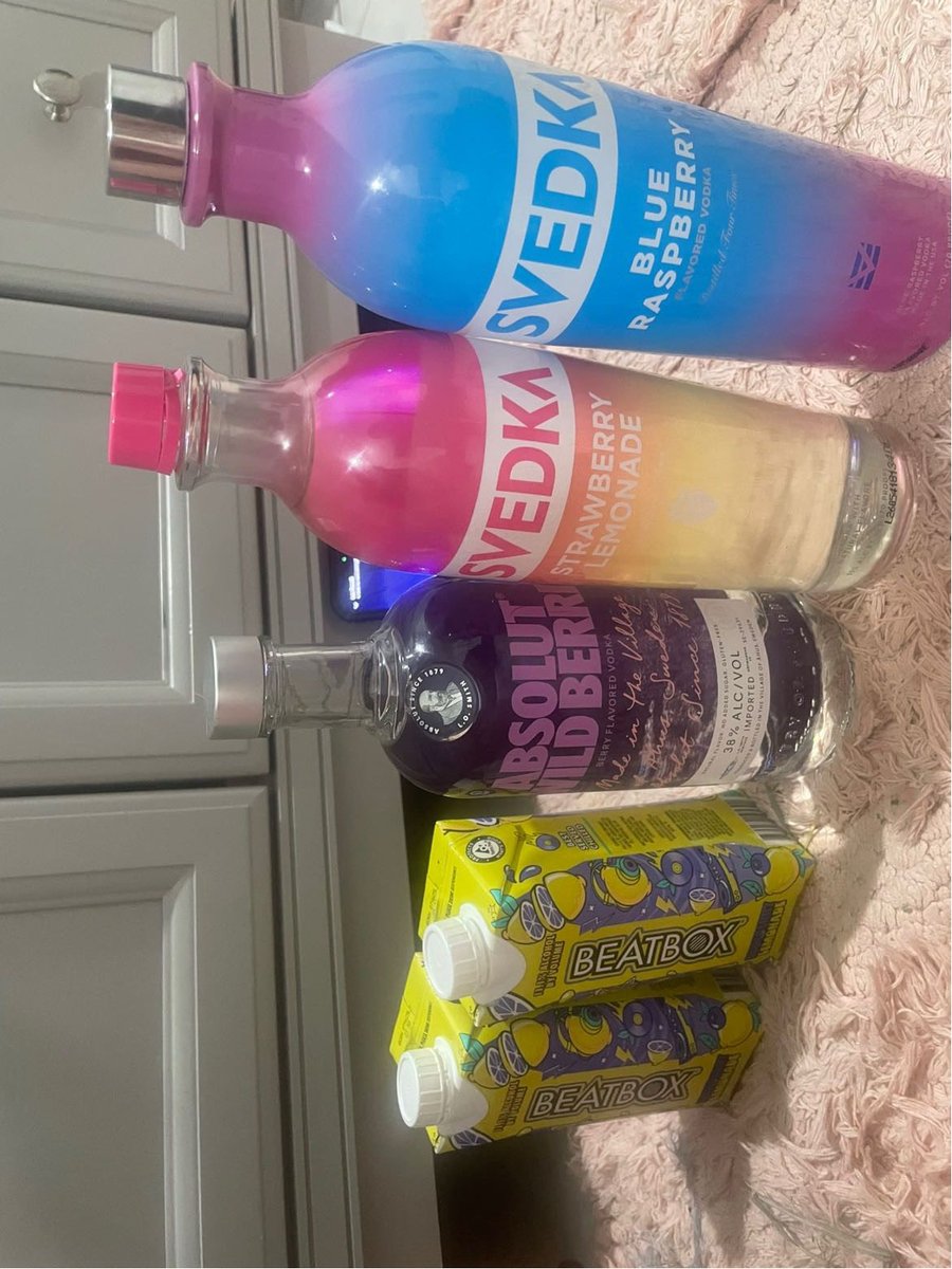 thinmintmace's tweet photo. Hot girl fall break #vodka #alctwt https://t.co/1dUMx81d4M