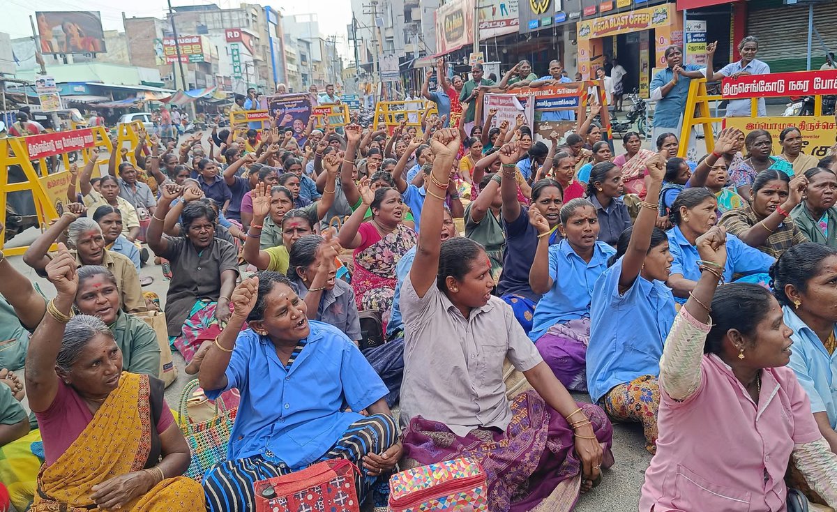 sunnewstamil's tweet photo. #Photos | நாமக்கல் மாவட்டம் திருச்செங்கோடு நகராட்சி ஒப்பந்த தூய்மை பணியாளர்கள், பணி நிரந்தரம் மற்றும் ஊதிய உயர்வை வலியுறுத்தி பணியை புறக்கணித்து அண்ணா சிலை முன்பு போராட்டம்.

#SunNews | #Namakkal https://t.co/btg35ePDUk