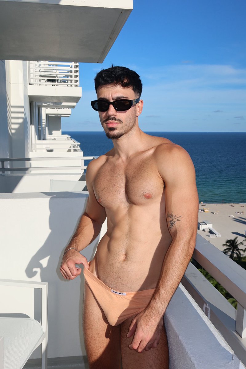 14jl10's tweet photo. Hot days in Miami https://t.co/f7ZbhD7pWI