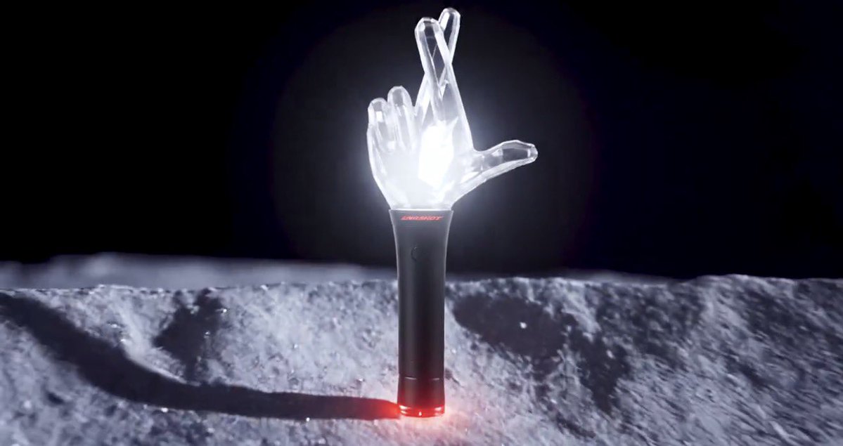 LNGSHOTGlobal's tweet photo. [INFO] LNGSHOT has officially dropped the teaser for their OFFICIAL LIGHT STICK! 

The official light stick will be revealed on October 7, 2026 at 3PM KST.

🔗 https://t.co/VfU9TJm0Ri

#LNGSHOT #롱샷 https://t.co/IPbgcuhZKS