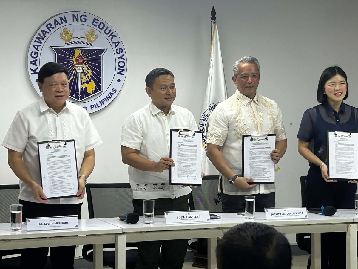 ibcdigital13's tweet photo. DEPED-PHILHEALTH BRINGS YAKAP TO SCHOOLS

Opisyal nang pinirmahan ng Department of Education at PhilHealth ang isang joint memorandum para sa paglalapit ng Yaman ng Kalusugan Program (YAKAP) program sa mga paaralan.

Sa ilalim ng kasunduan, bibgyang-prayoridad ang kalusugan ng mga mag-aaral, guro at non-teaching personnels. | via Ken Usita, IBC News

#IBCTV13 #IBCDigital #ISM #IntegratedStateMedia #DepEdTayo #PhilHealthYAKAP