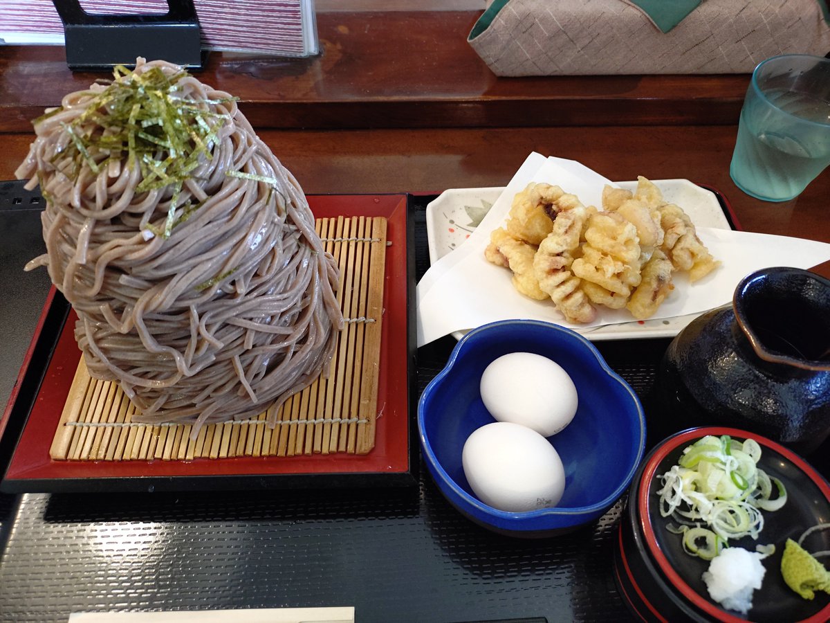 pyoppo's tweet photo. 今日のお昼は ＃八戸市湊町 ＃悦中庵 で ＃ゲソ天二八ざる大盛1500円 ＃生卵2個100円 を頂きました。
久々トルネード🌪️
混んでるせいか、蕎麦がいつもよりウエッティーで啜りやすい😆
生卵を溶いて醤油を入れ蕎麦を食べるのがお気に入り😊
ゲソ天、ボリュームあってコスパ抜群😆‼️
ご馳走様でした✨️ https://t.co/8f63umRV6a