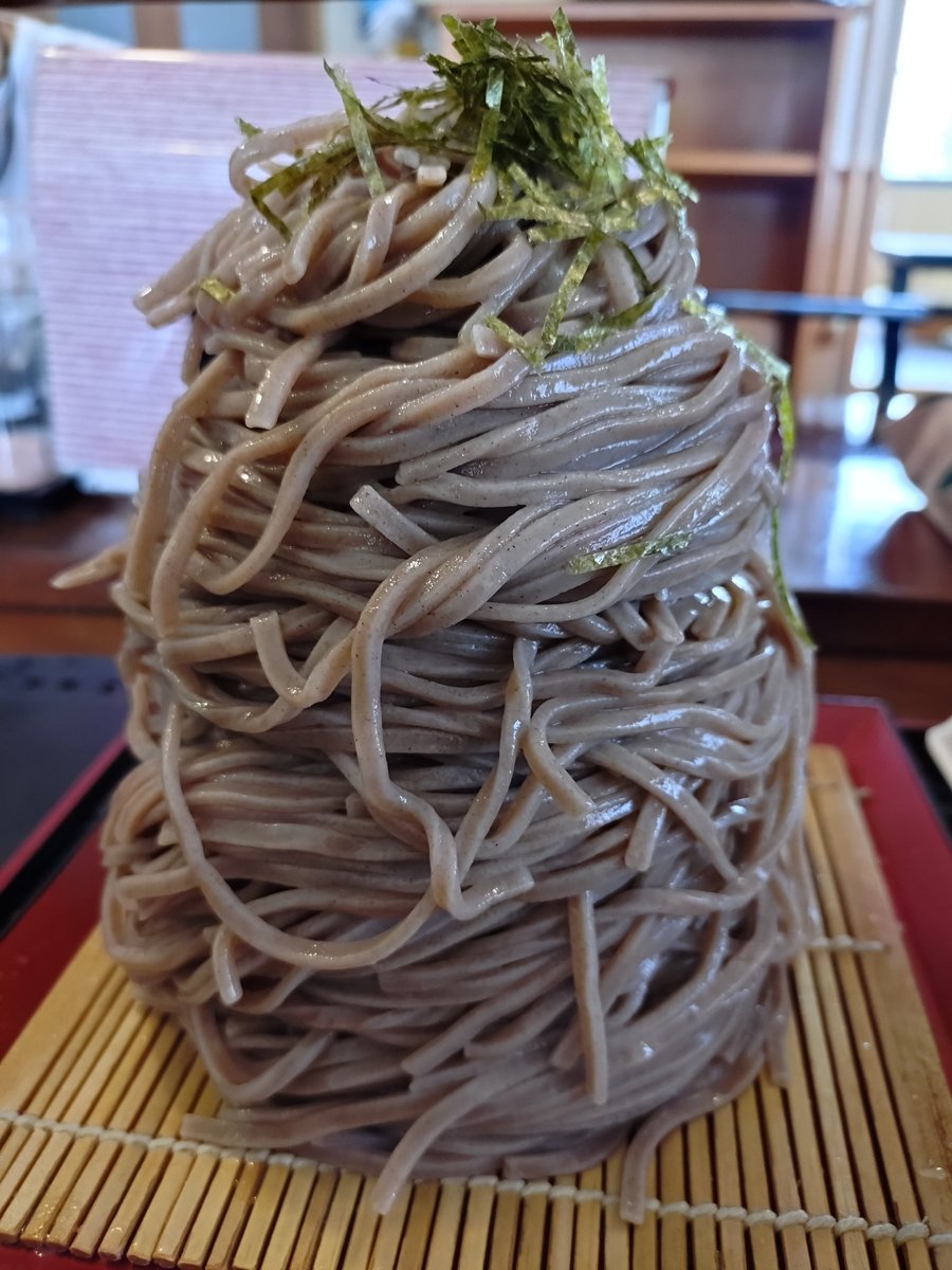 pyoppo's tweet photo. 今日のお昼は ＃八戸市湊町 ＃悦中庵 で ＃ゲソ天二八ざる大盛1500円 ＃生卵2個100円 を頂きました。
久々トルネード🌪️
混んでるせいか、蕎麦がいつもよりウエッティーで啜りやすい😆
生卵を溶いて醤油を入れ蕎麦を食べるのがお気に入り😊
ゲソ天、ボリュームあってコスパ抜群😆‼️
ご馳走様でした✨️ https://t.co/8f63umRV6a
