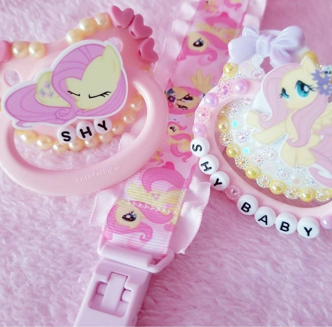 kittiburger's tweet photo. i really want a cute pacifier https://t.co/gMa2wQhsNL