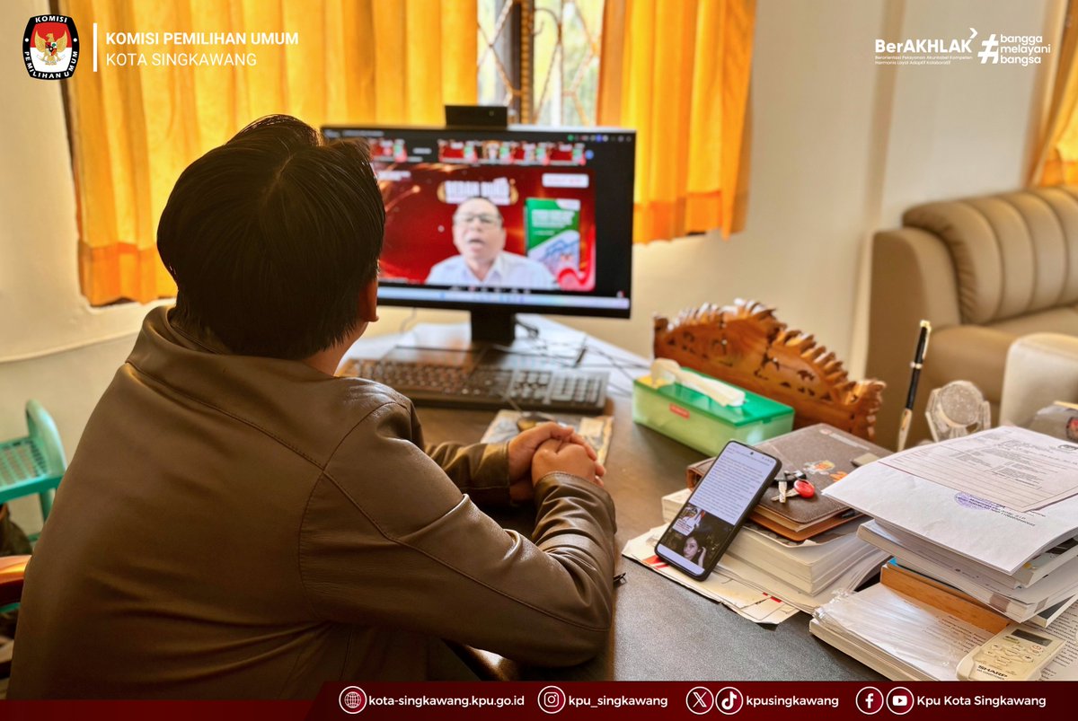 kpusingkawang's tweet photo. #TemanPemilih, KPU Kota Singkawang mengikuti kegiatan Bedah Buku Seri II yang diselenggarakan oleh KPU Kabupaten Sikka dengan mengangkat tema “Dinamika Syarat Calon &amp; Syarat Pencalonan Kepala Daerah dan Wakil Kepala Daerah pada Pemilihan Serentak 2024”, Senin (5/10/2026). https://t.co/ZrdUi1bEIM