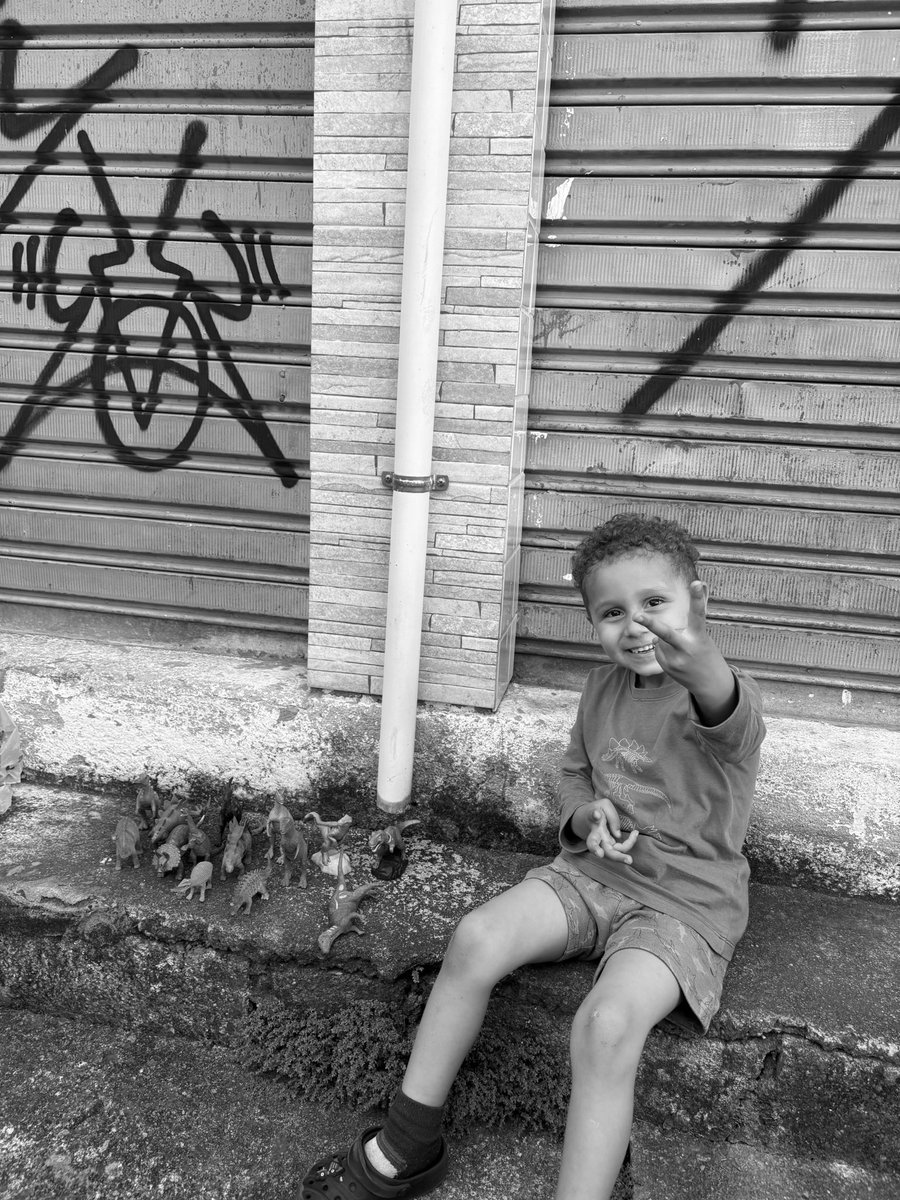 hypedgustaa's tweet photo. Dei brinquedos pro Davi e a felicidade dele ficou estampada na foto (Detalhe, ele que pediu pra tirar) https://t.co/7KxsVE6Qx7