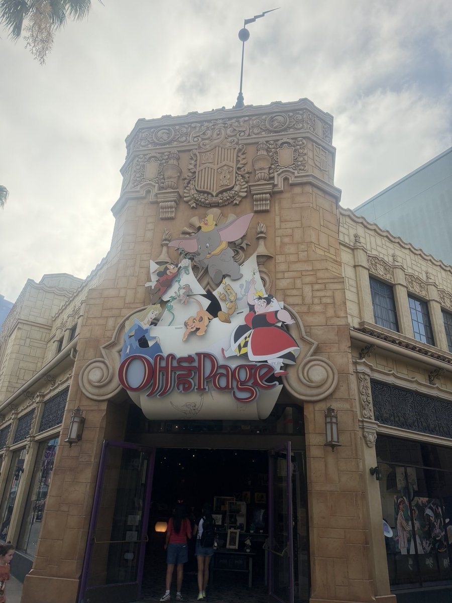 Disney_pinopino's tweet photo. アラジンとジャスミンのイラストを描いていただいた🥹
ちょうど受け取りに行こうと思って行った時にまだ完成してなくて描いてたので動画撮らせてもらった！
このイラストは一生の宝物だし、行くたびに記念として描いてもらおうと決めました✒️✨ https://t.co/qJ2uqdTduq