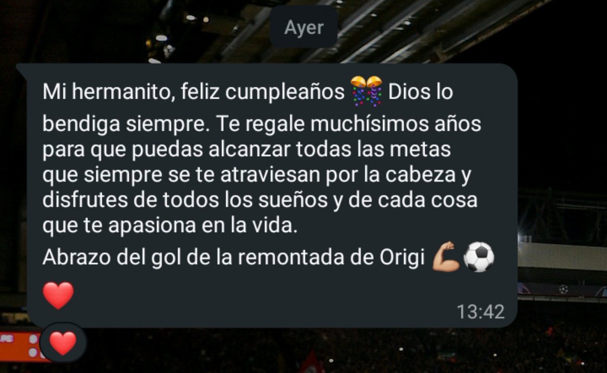 Hey_Fede's tweet photo. Lo bacano de cumplir, es que los pelaos siempre se la ingenian con un abrazo jaja
Origi dió ese abrazo de gol, o el agokico vs Newcastle, pero el de la felicitación se sabe que es de aquel gol de aquel 7 de mayo del 2019 jeje https://t.co/GdU5U10LQh