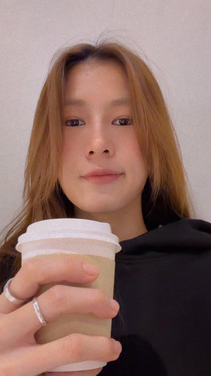 AndaAnunta's tweet photo. มอนิ่งค้าบทุกคนนน ฝนทำท่าจะตกแต่เช้าเลย 
แต่ทุกคนน่าจะถึงที่ทำงานกันแล้วมั้ยน้าาา
ทางนี้ง่วงมาก กาแฟเข้าได้เลยยย https://t.co/nbNrFxFKAu