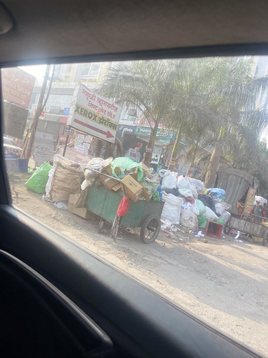 PravinMK24's tweet photo. @PMCPune MSEB electricity panel board is surrounded by plastic garbage by your garbage COLLECTION team . This is very dangerous situation.  Location : Leela grandeur Pune Solapur road .. @MSEDCL https://t.co/Rr3SD0nXg0