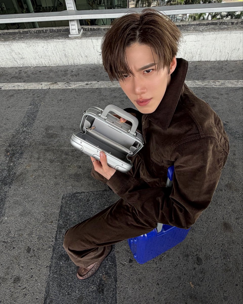 ppkritt_fc's tweet photo. PP KRIT Just Posted on Instagram 🤍  
Date: 06.10.2026   

Heading to Seoul✈️💙 @RIMOWA

#RIMOWA #PPKritt
#RIMOWAEssential 
#RIMOWAColours https://t.co/cEyY9hizrw